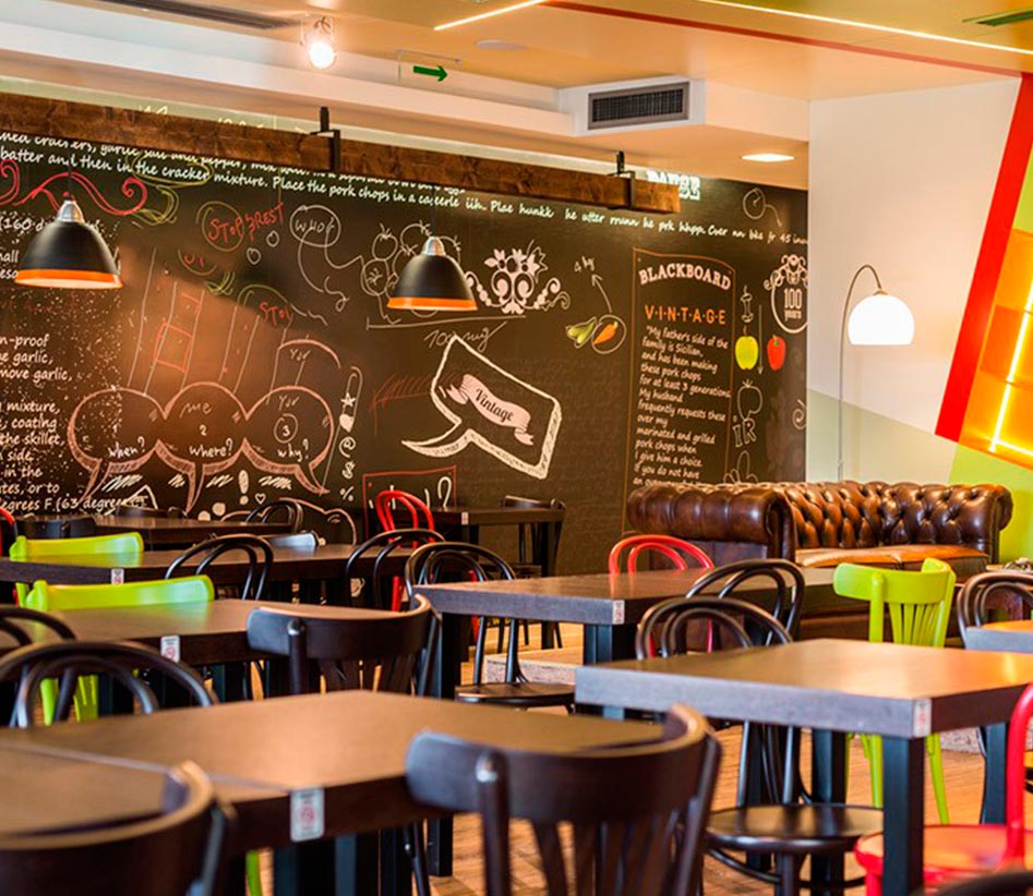 Diseño de interior para restaurante con vinilos decorativos y fotomural