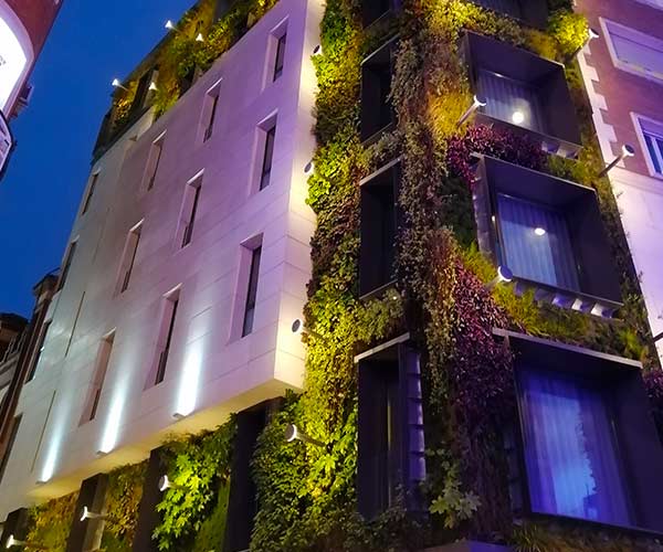 Fachada ajardinada de edificio