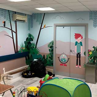 Vinilo impreso y de corte sala de espera infantil hospital